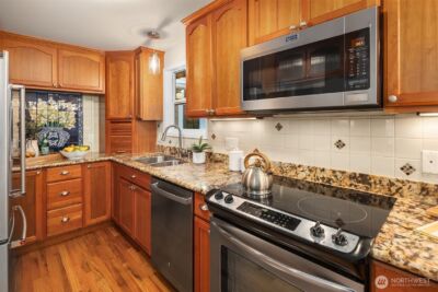 16042 Lake Hills Boulevard , Bellevue, WA 98008-4949 - Photo 9