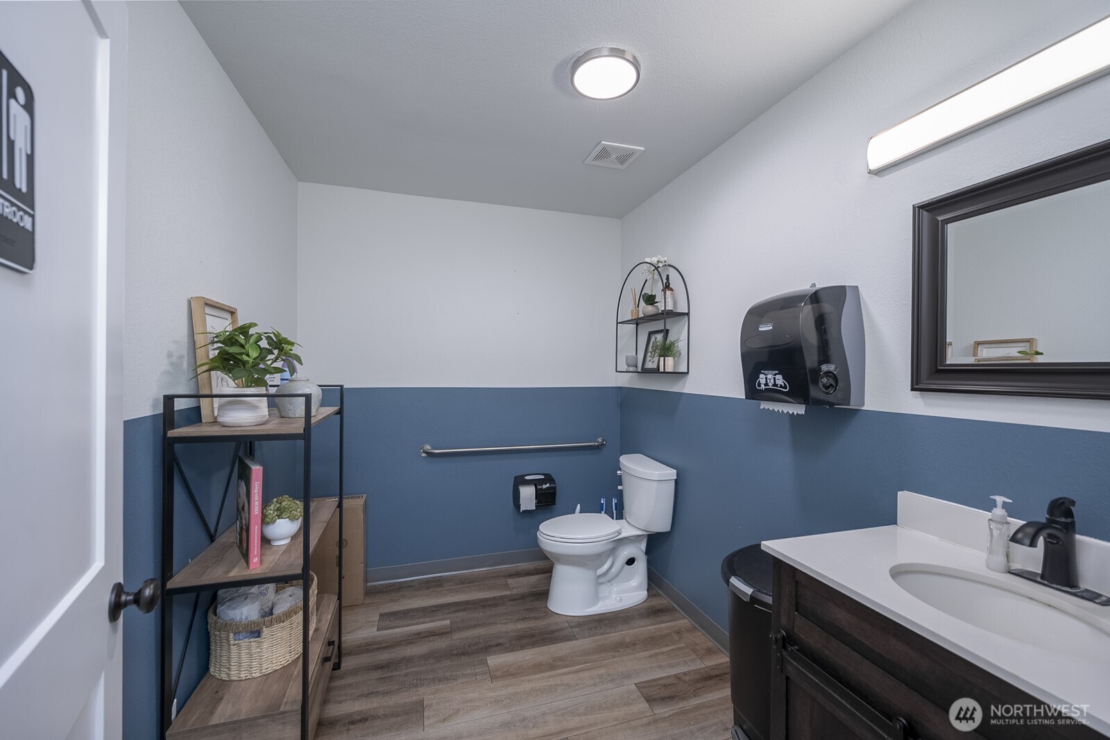 830 Sharon Avenue E, Moses Lake, WA 98837-2442
