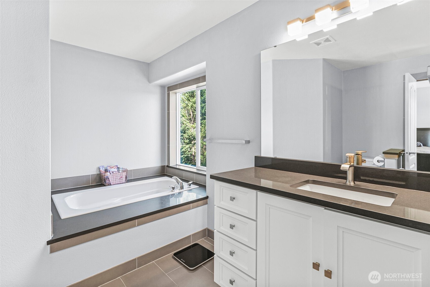 403 207th Avenue E, Lake Tapps, WA 98391-5611