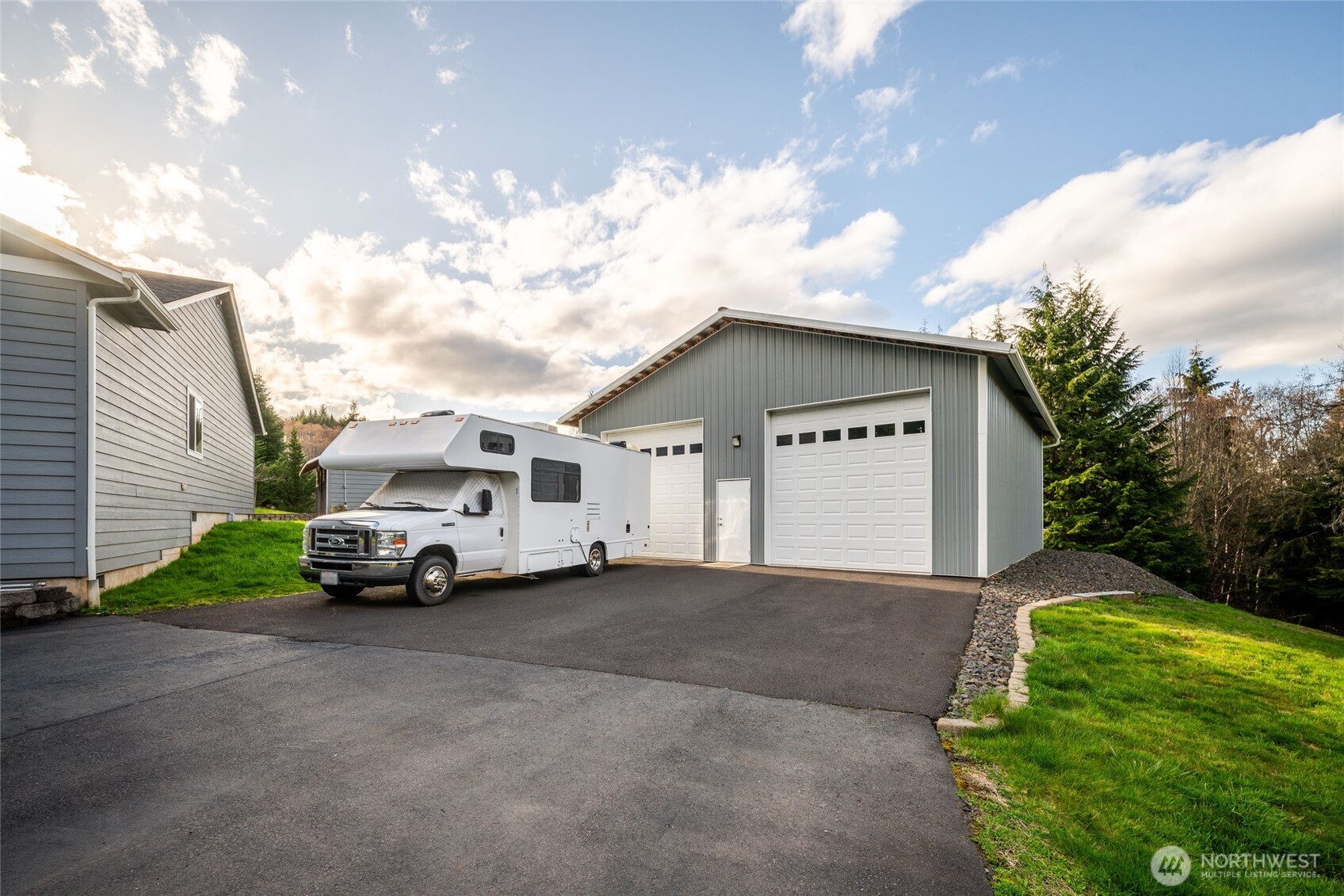 946 Paine Road , Castle Rock, WA 98611