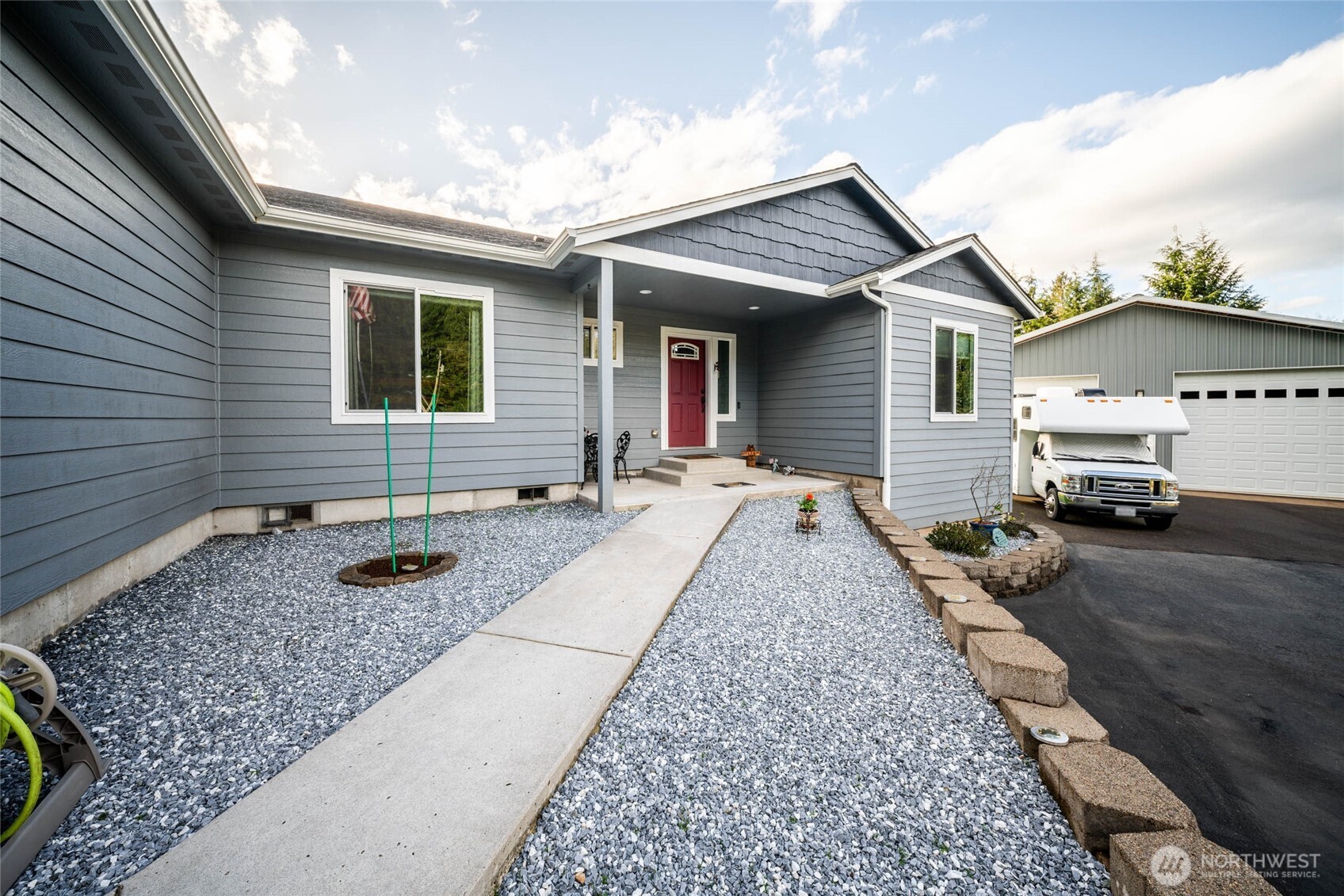 946 Paine Road , Castle Rock, WA 98611