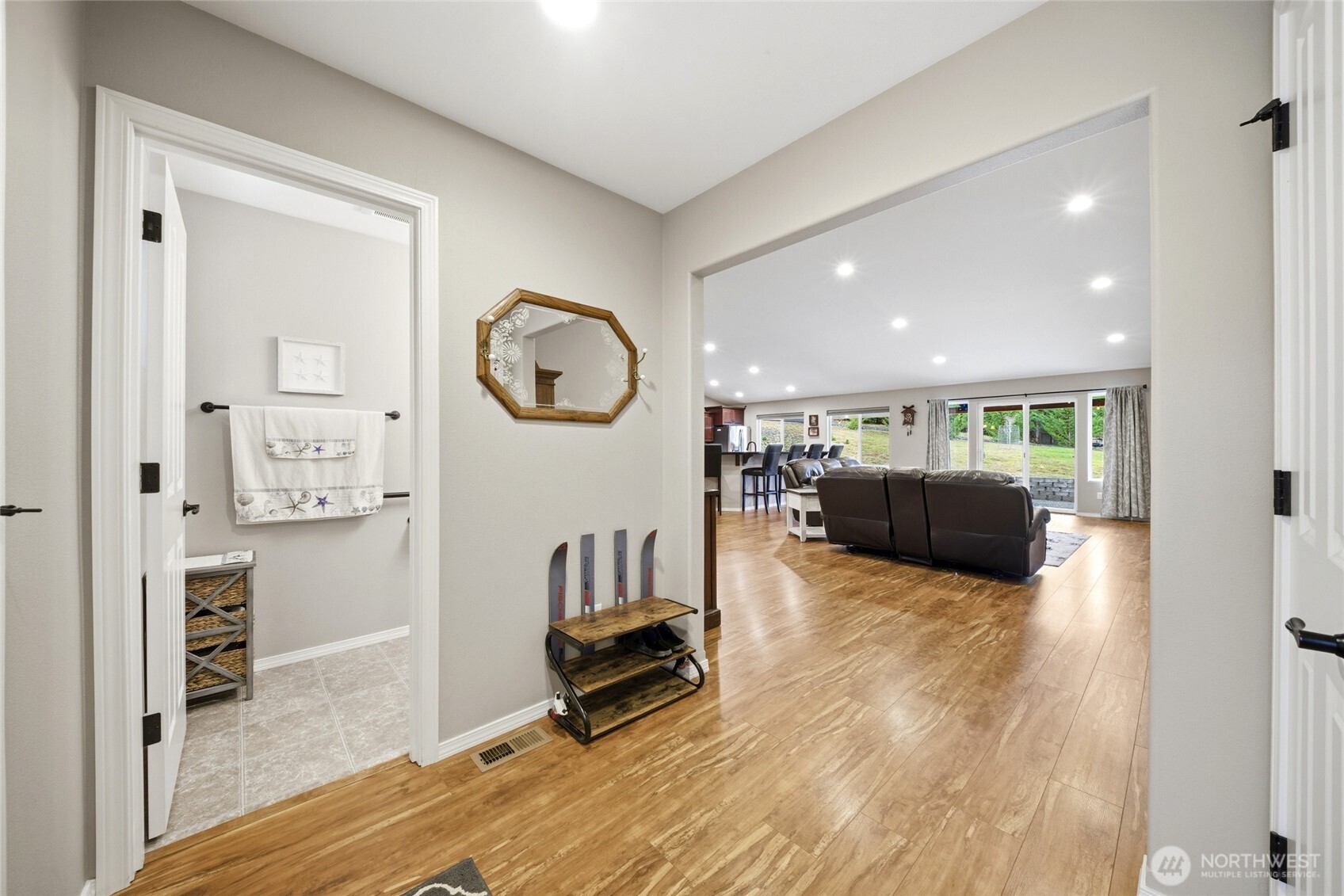946 Paine Road , Castle Rock, WA 98611