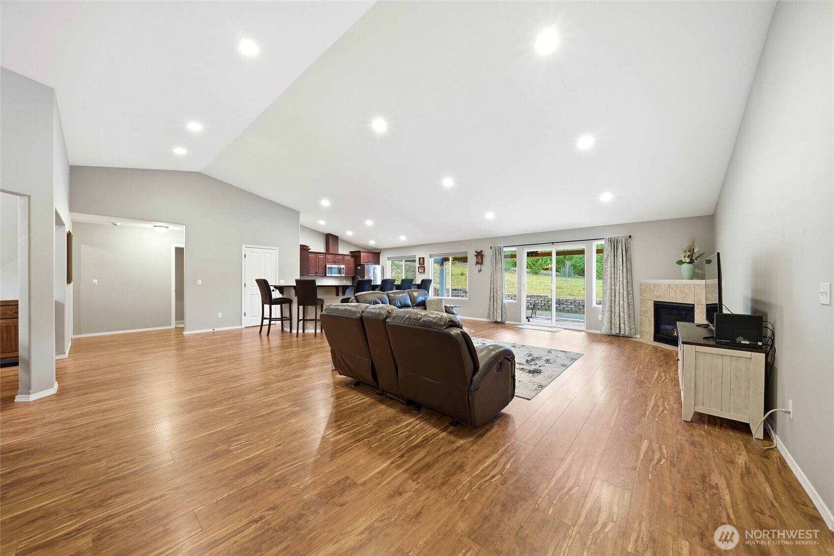 946 Paine Road , Castle Rock, WA 98611
