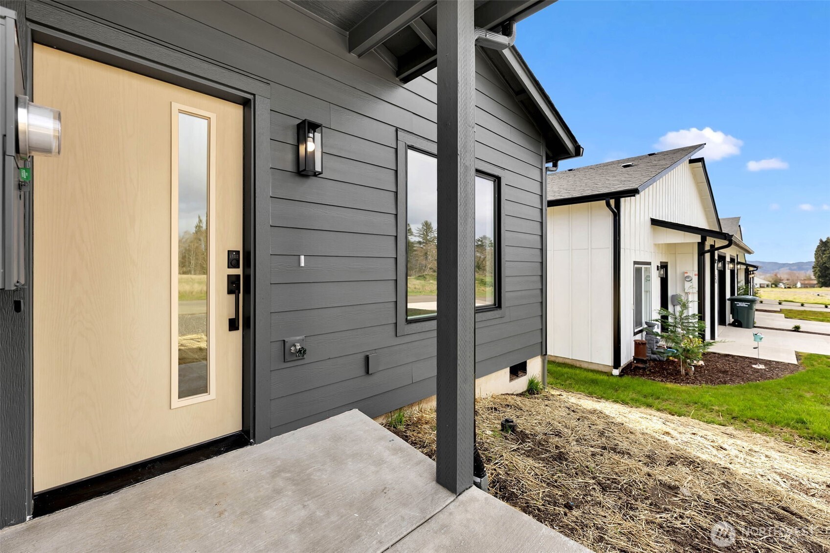 3 Anchor Way Loop #B, Cathlamet, WA 98612