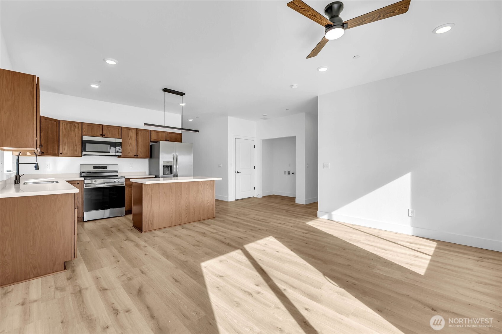 3 Anchor Way Loop #B, Cathlamet, WA 98612