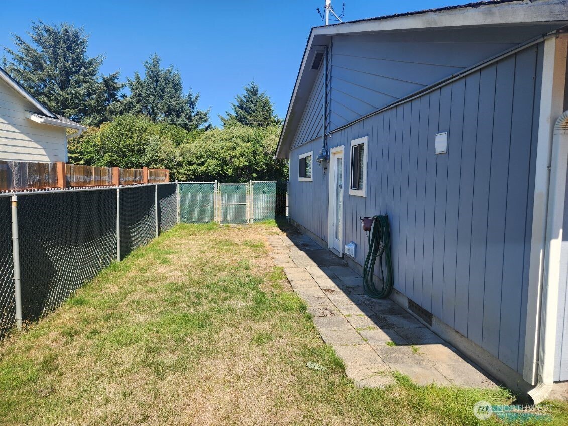 285 Mast Avenue NW, Ocean Shores, WA 98569