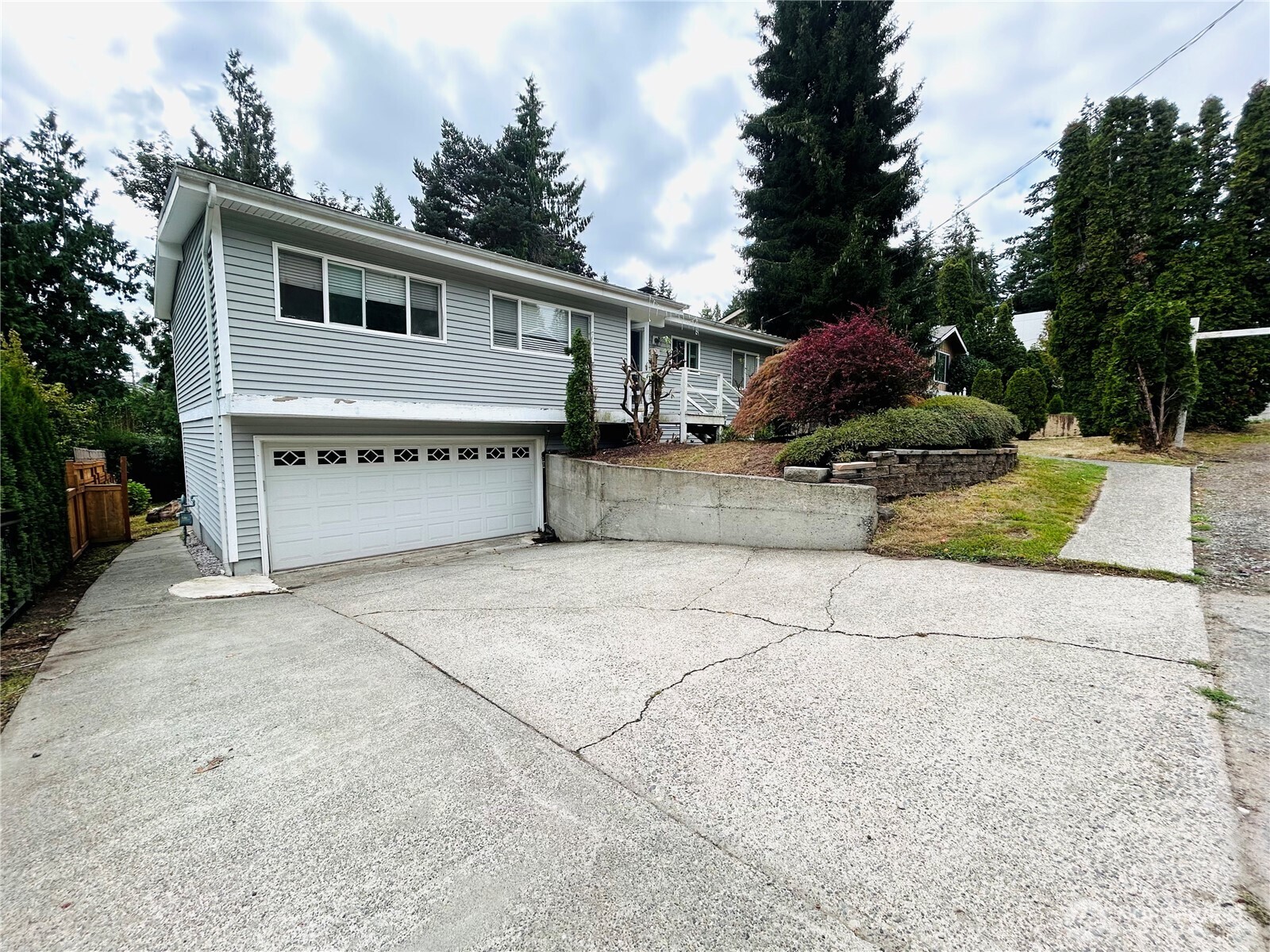 10231 NE 24th Street , Bellevue, WA 98004