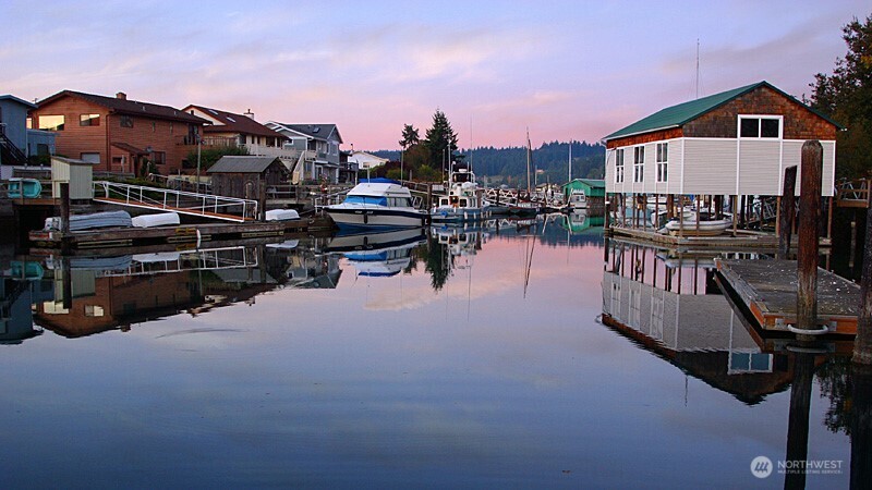 8122 Autumn Lane , Clinton, WA 98236