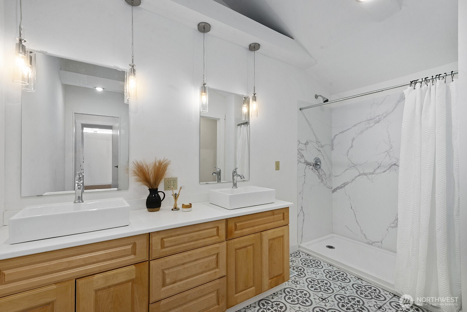 11613 SW Shawnee , Vashon, WA 98070