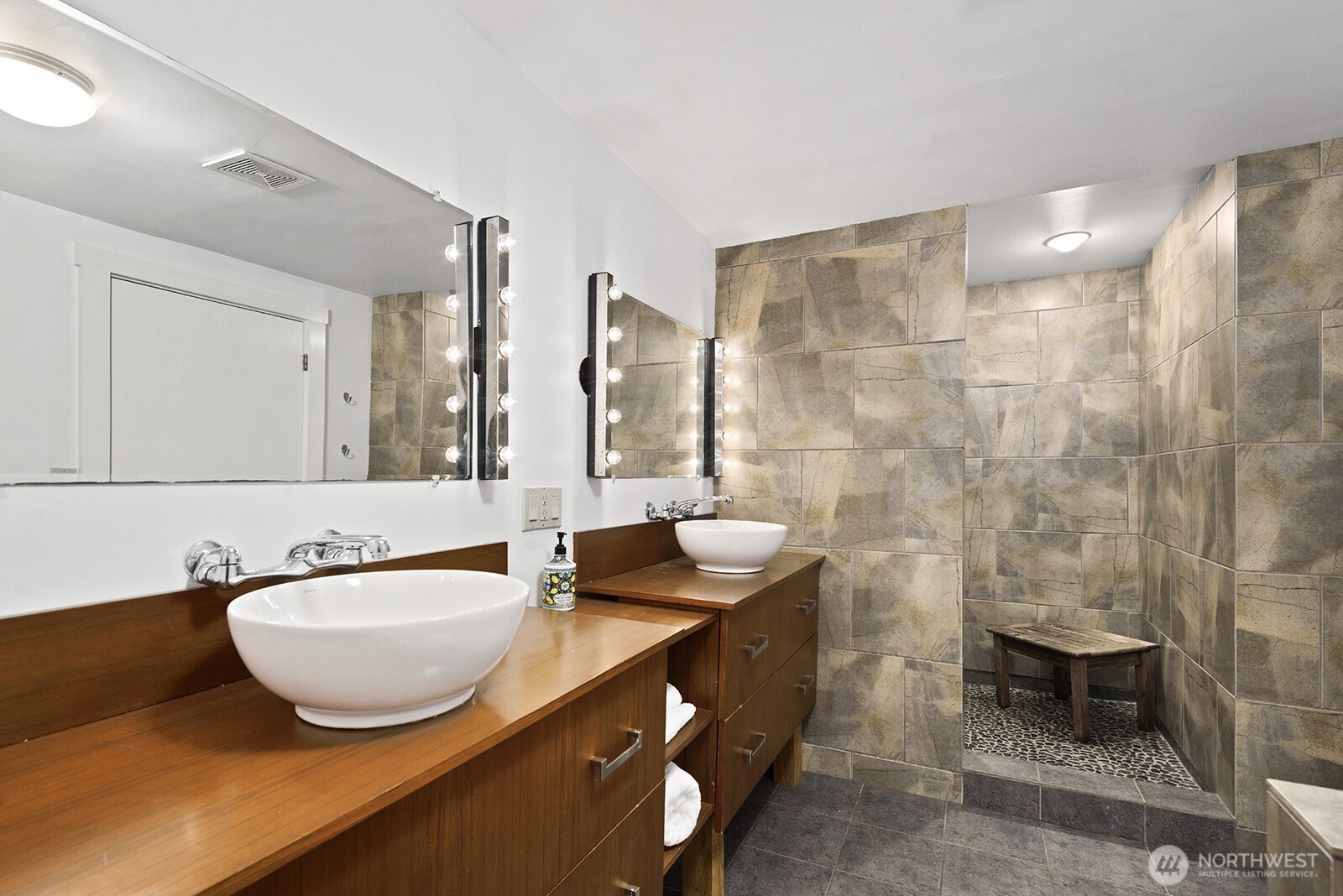 11613 SW Shawnee , Vashon, WA 98070