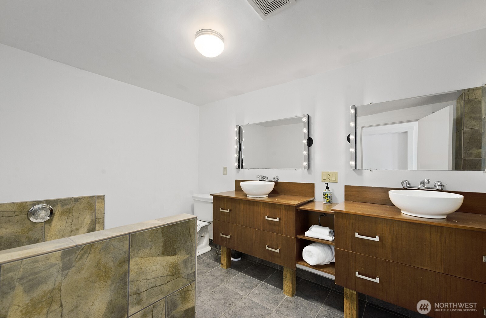 11613 SW Shawnee , Vashon, WA 98070