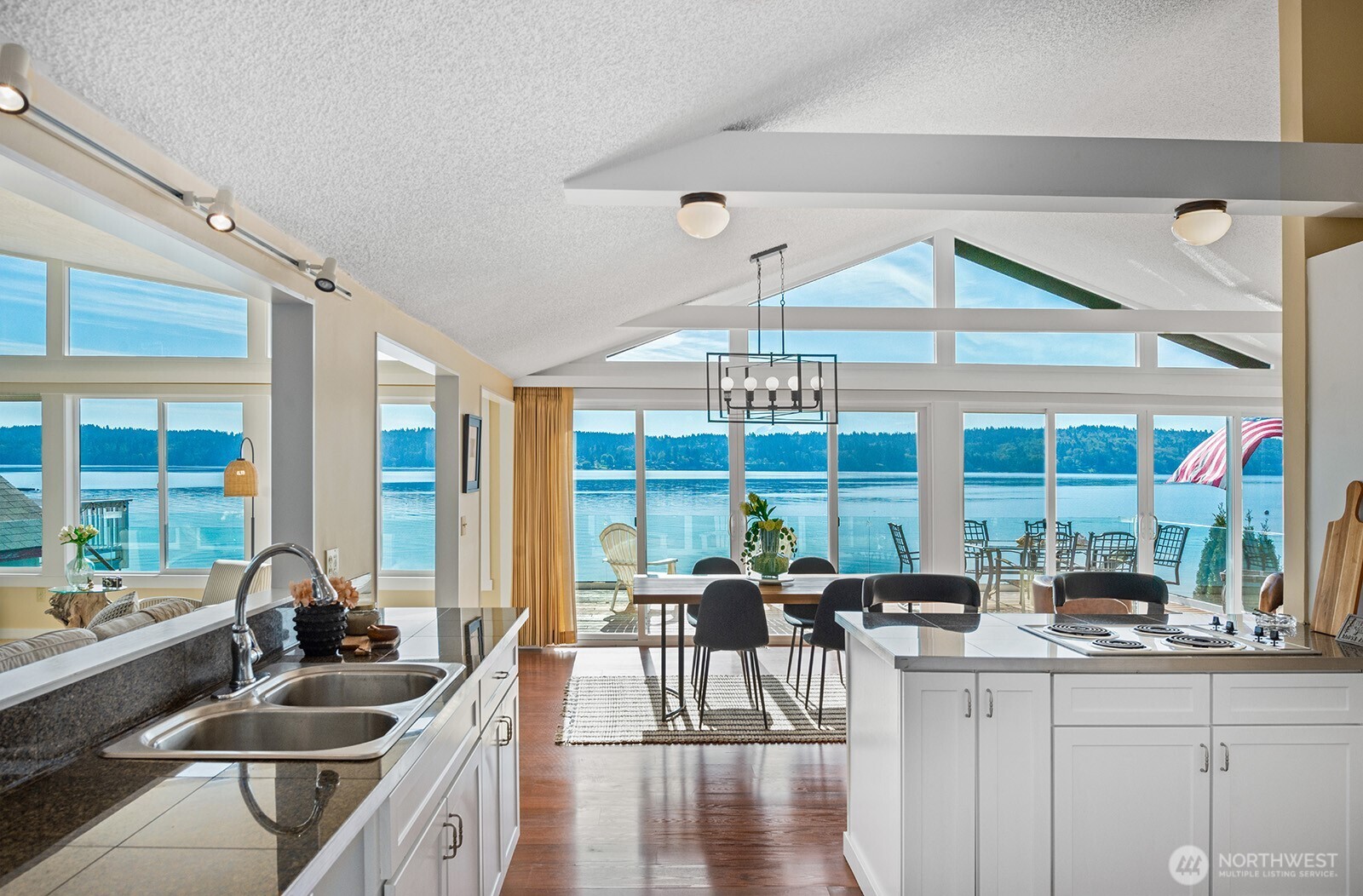 11613 SW Shawnee , Vashon, WA 98070