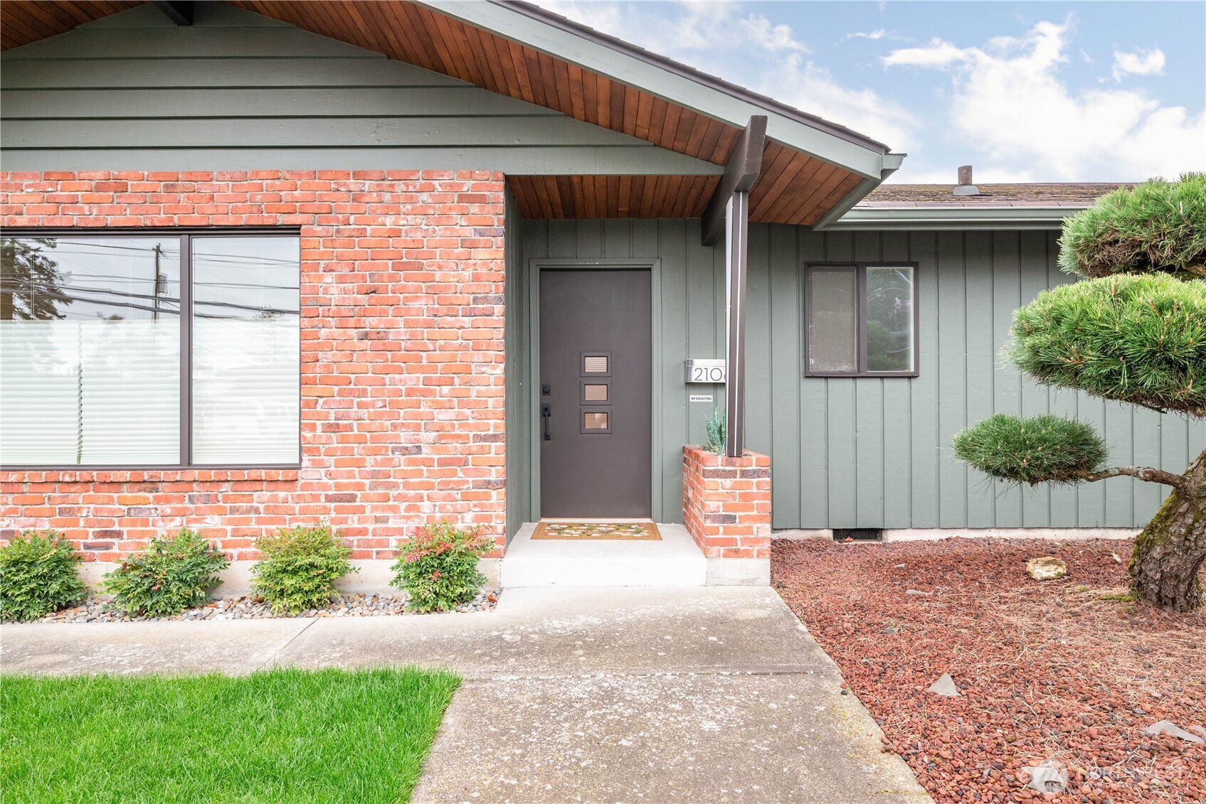 2106 28th , Longview, WA 98632