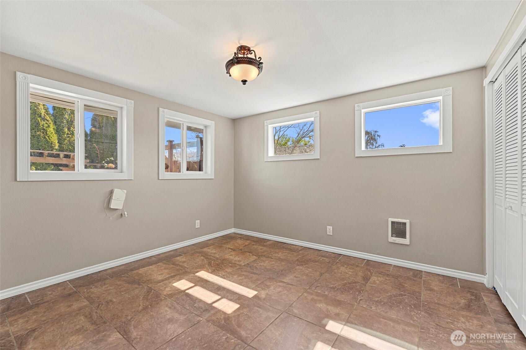 480 SE Ely Street , Oak Harbor, WA 98277