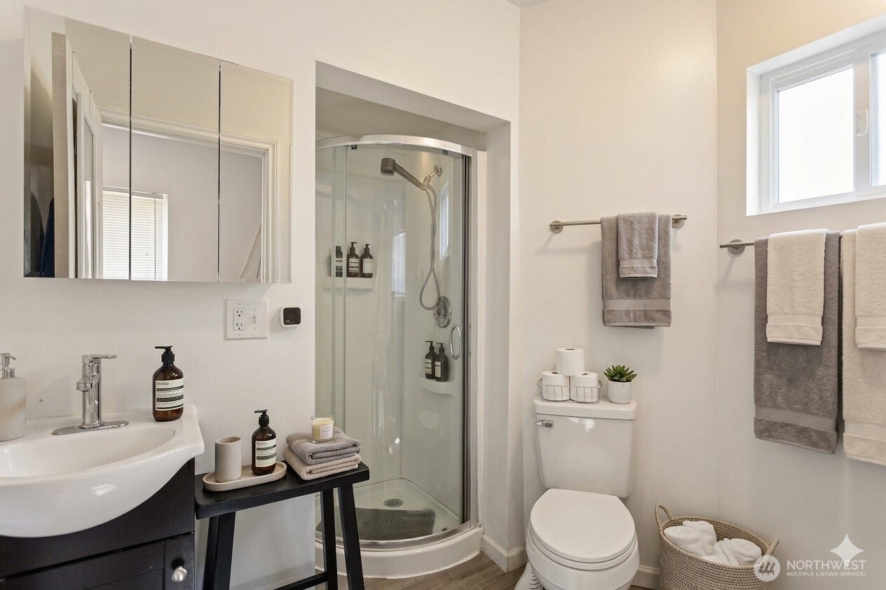 913 24th Avenue E, Seattle, WA 98112