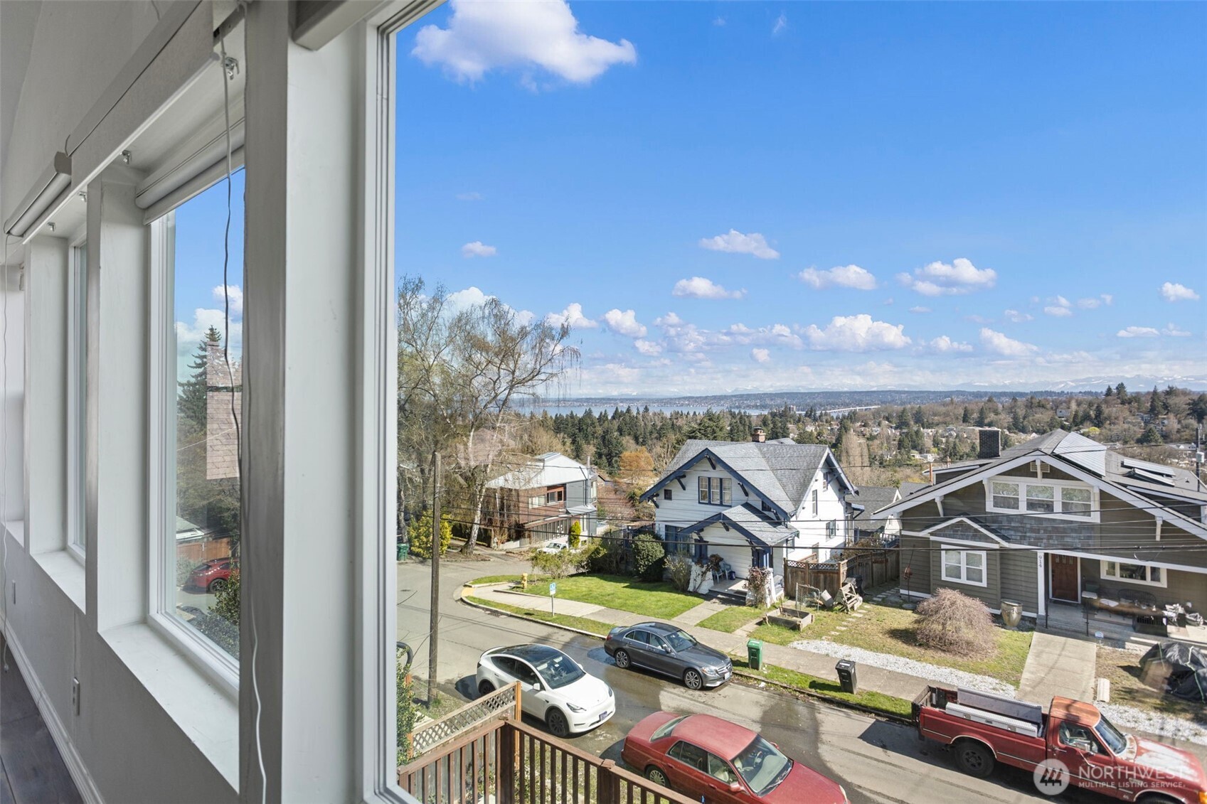 913 24th Avenue E, Seattle, WA 98112