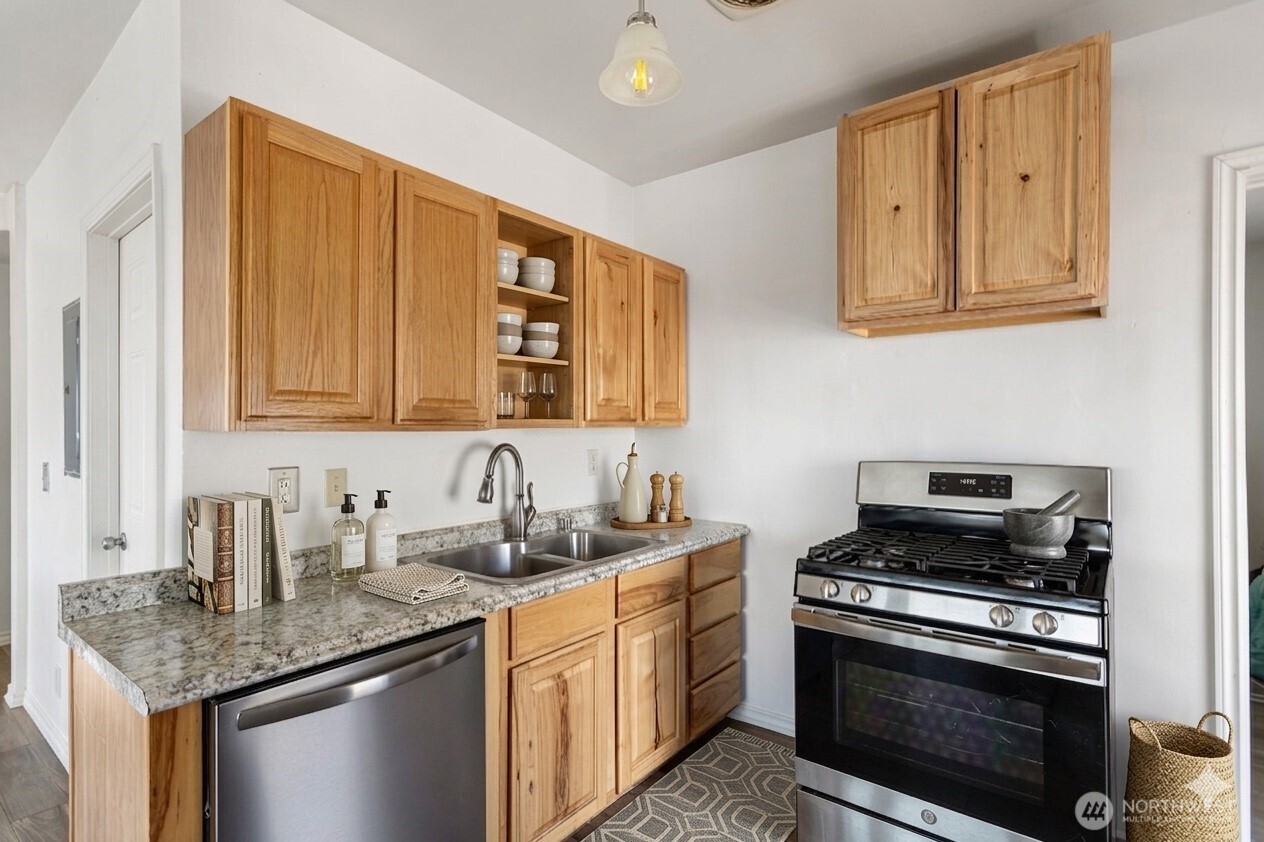 913 24th Avenue E, Seattle, WA 98112