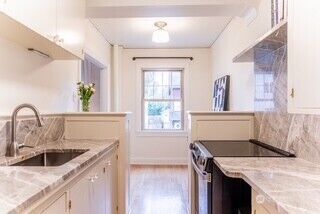 5810 NE Cowen Place #305, Seattle, WA 98105 - Photo 8