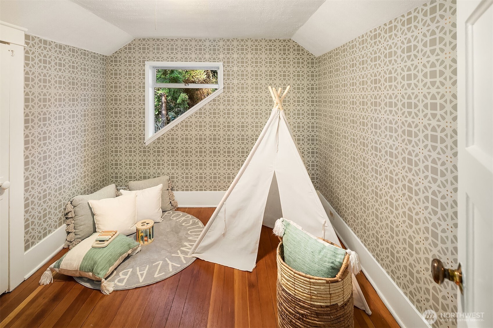 4240 W Cramer Street , Seattle, WA 98199-1005