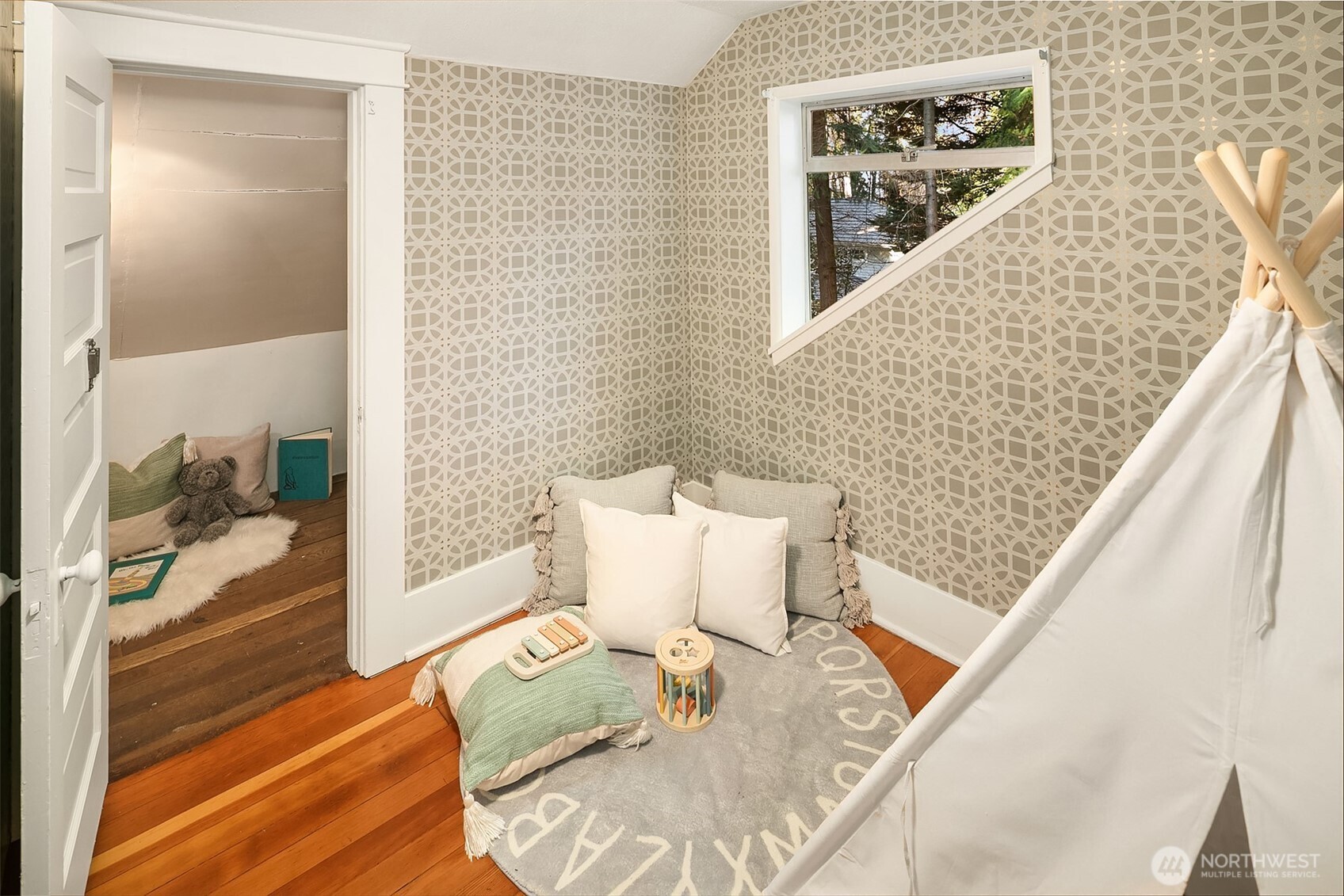 4240 W Cramer Street , Seattle, WA 98199-1005