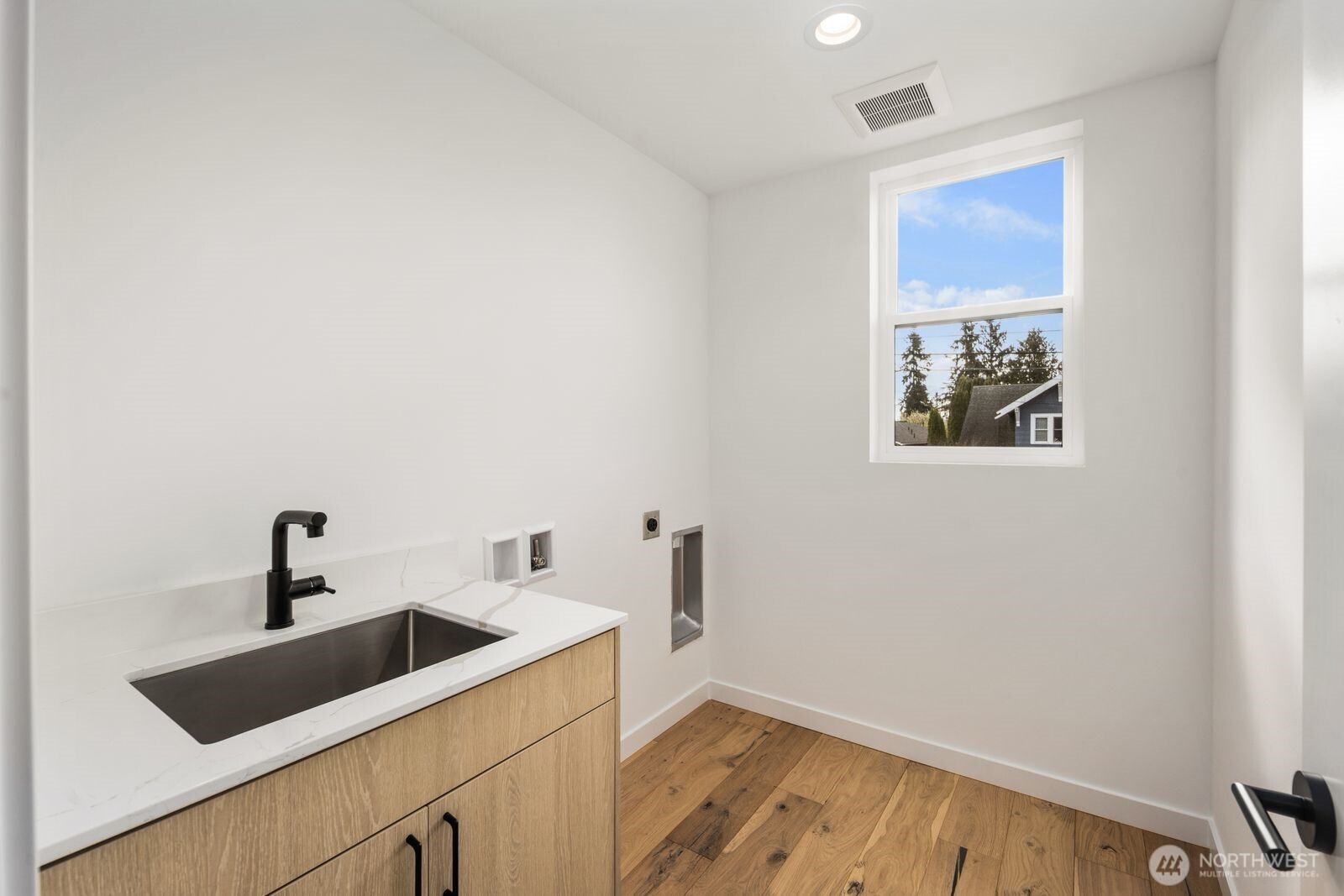 520 N 102nd Street , Seattle, WA 98133