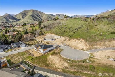 978 Spring Mountain Drive , Wenatchee, WA 98801 - Photo 2
