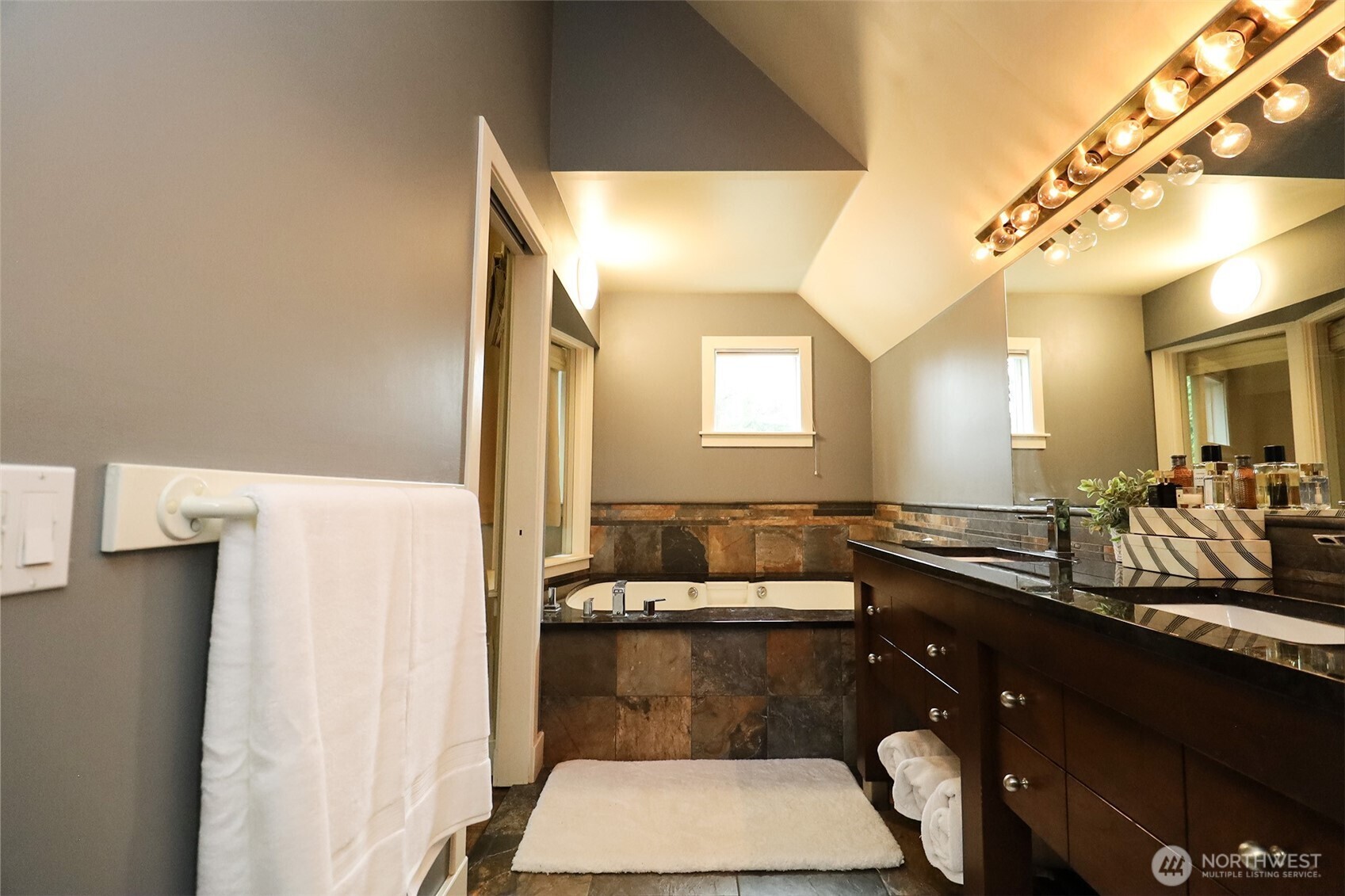 8777 Goshawk Road , Blaine, WA 98230