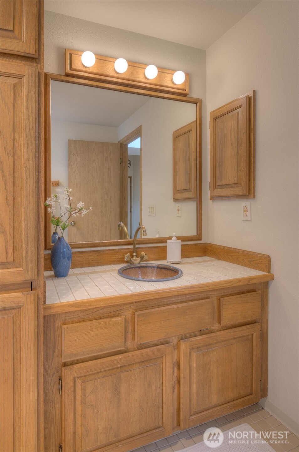 909 N 35TH Street #402, Seattle, WA 98103-8863