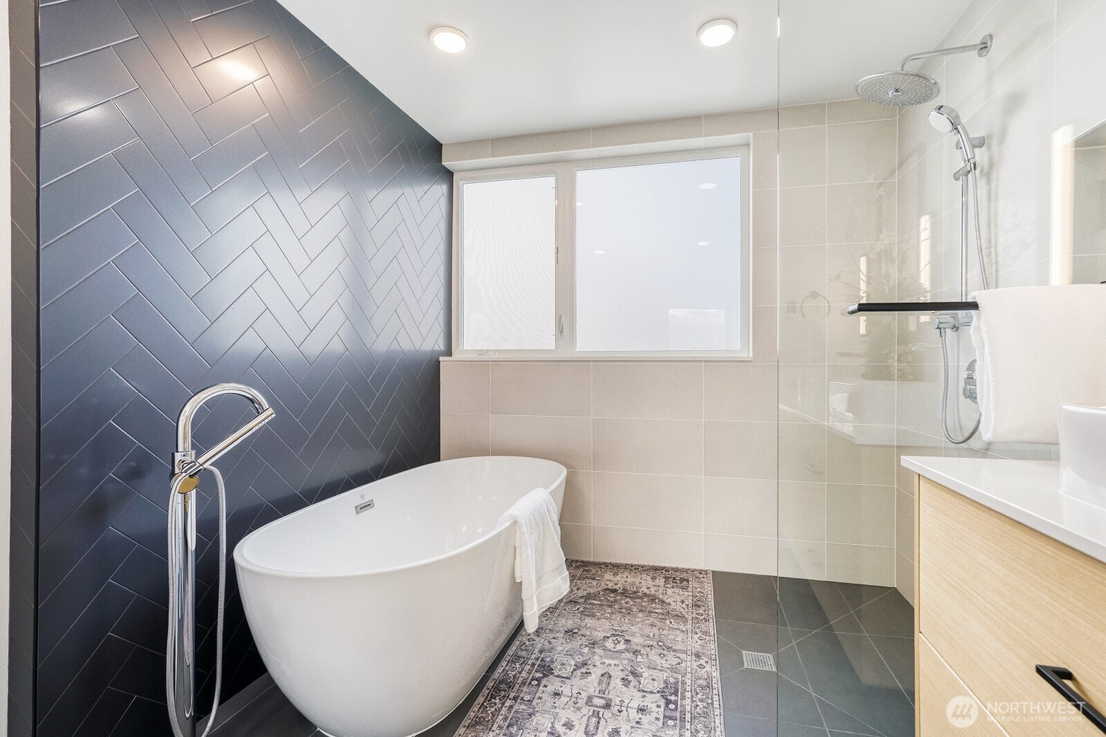 517 Howe Street #B, Seattle, WA 98109