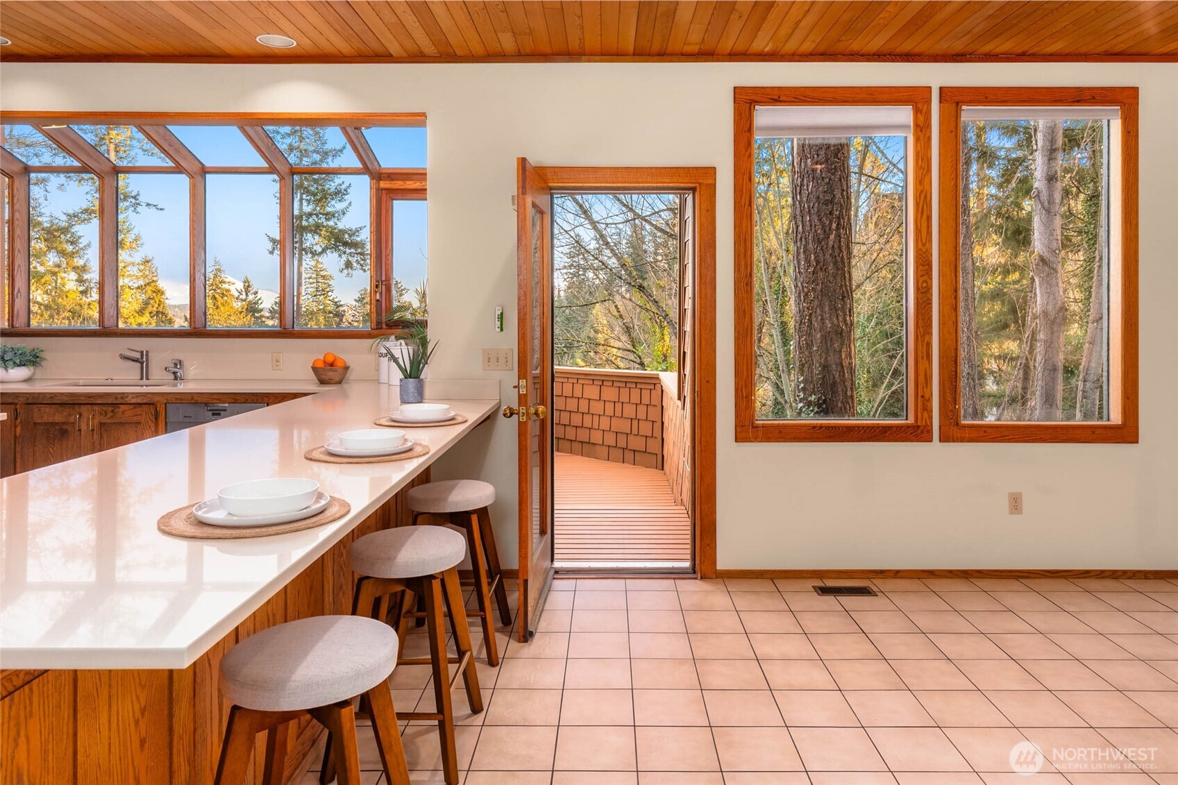 9261 SE 46th Street , Mercer Island, WA 98040