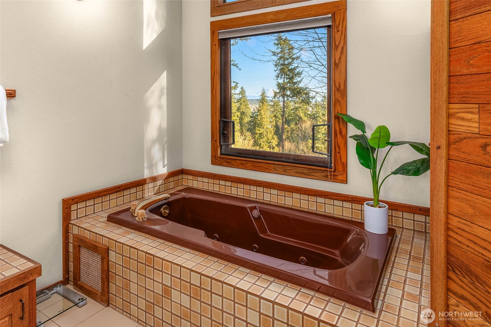 9261 SE 46th Street , Mercer Island, WA 98040