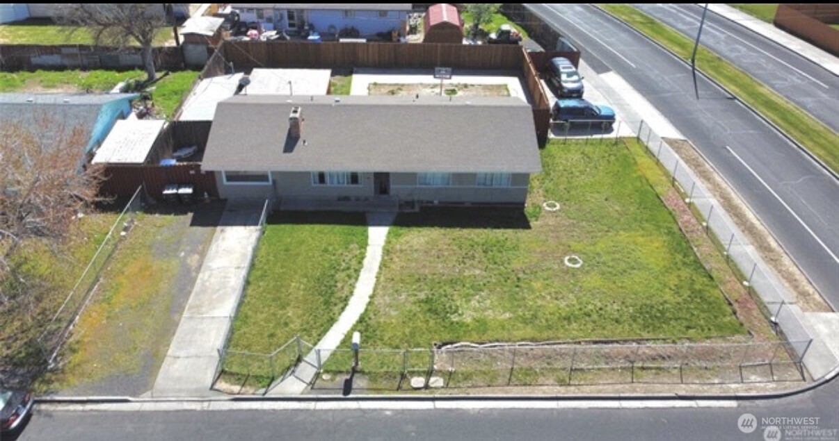 305 N Earl Road , Moses Lake, WA 98837