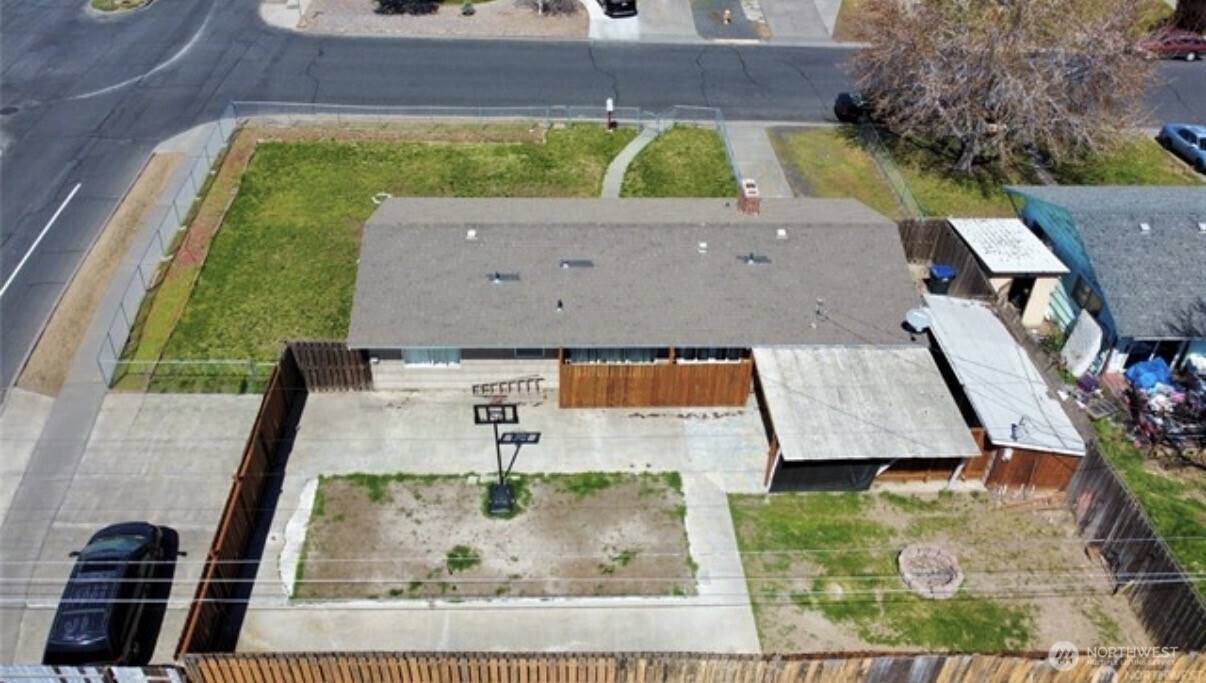 305 N Earl Road , Moses Lake, WA 98837