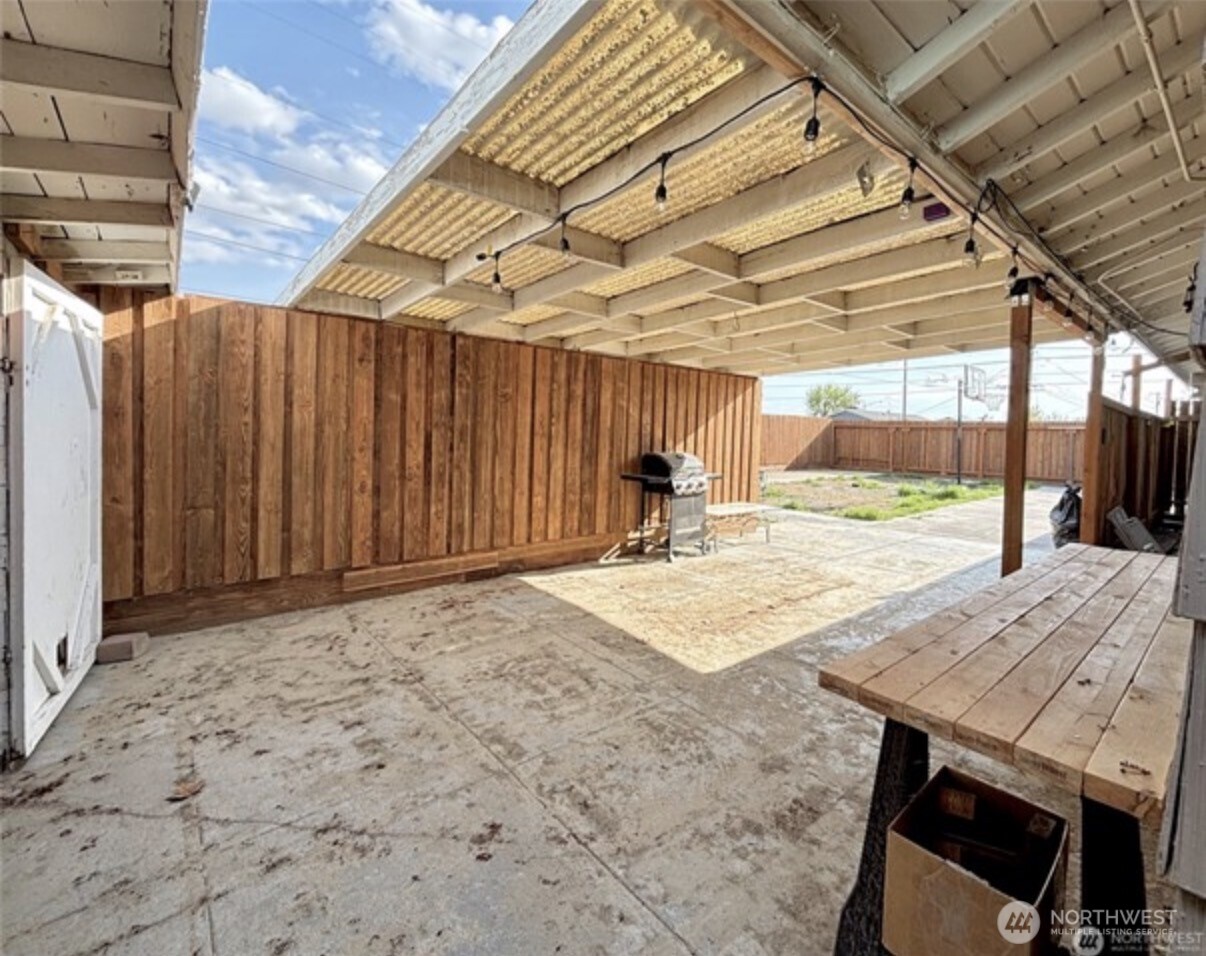 305 N Earl Road , Moses Lake, WA 98837