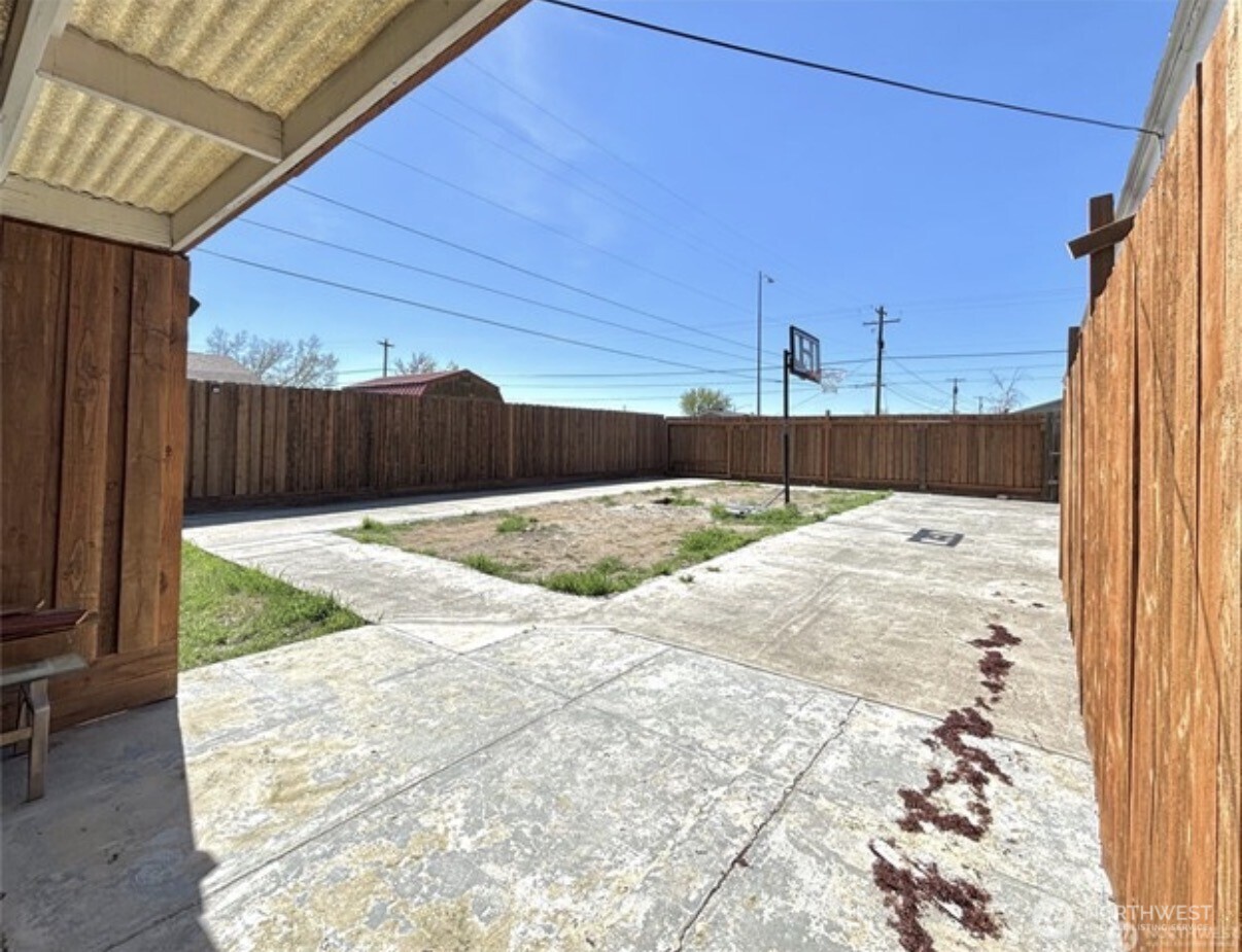 305 N Earl Road , Moses Lake, WA 98837