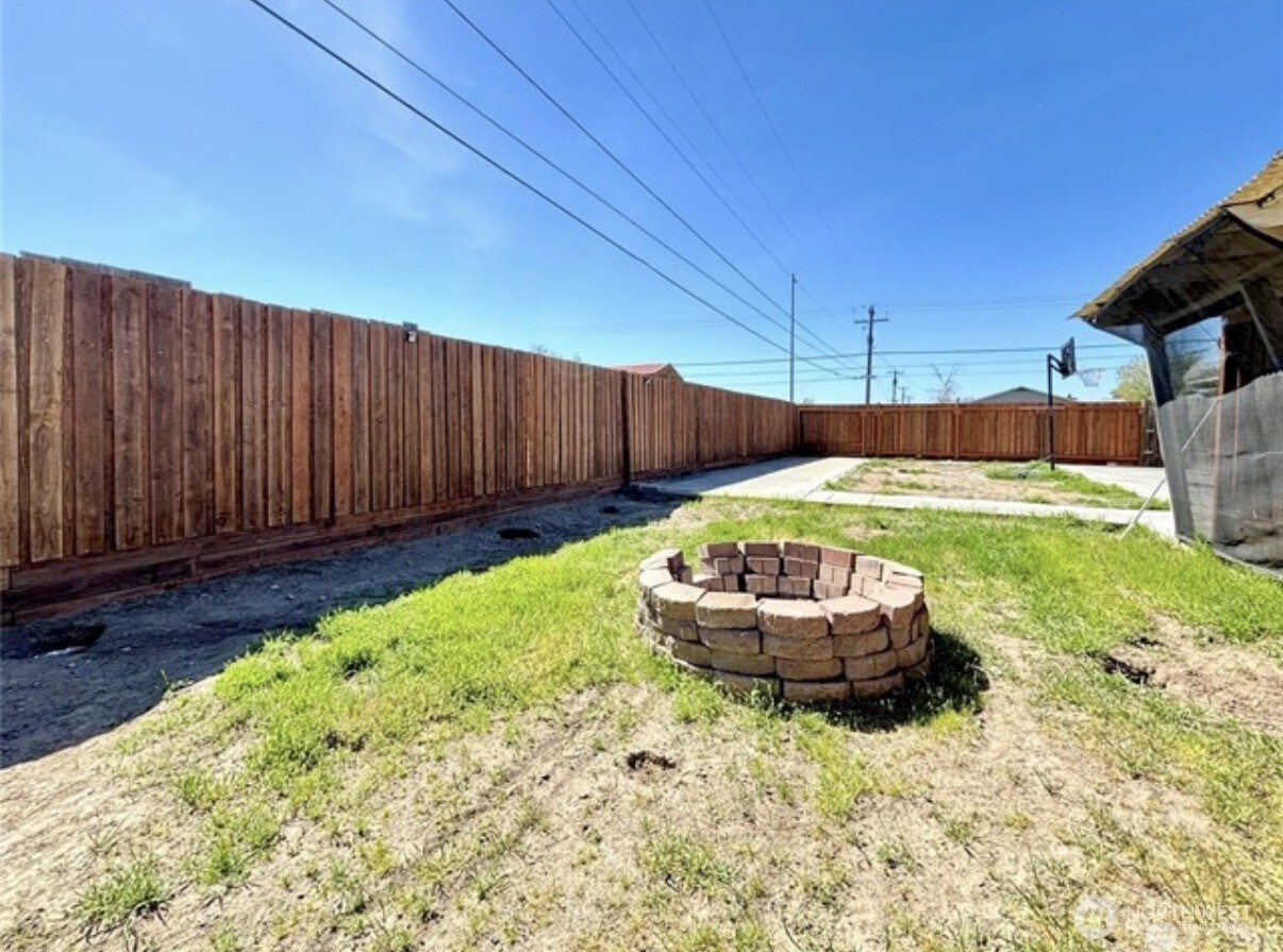 305 N Earl Road , Moses Lake, WA 98837