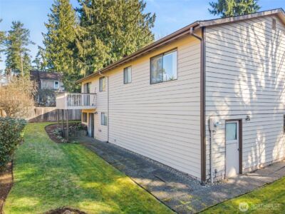 12213 Densmore Avenue N, Seattle, WA 98133 - Photo 22