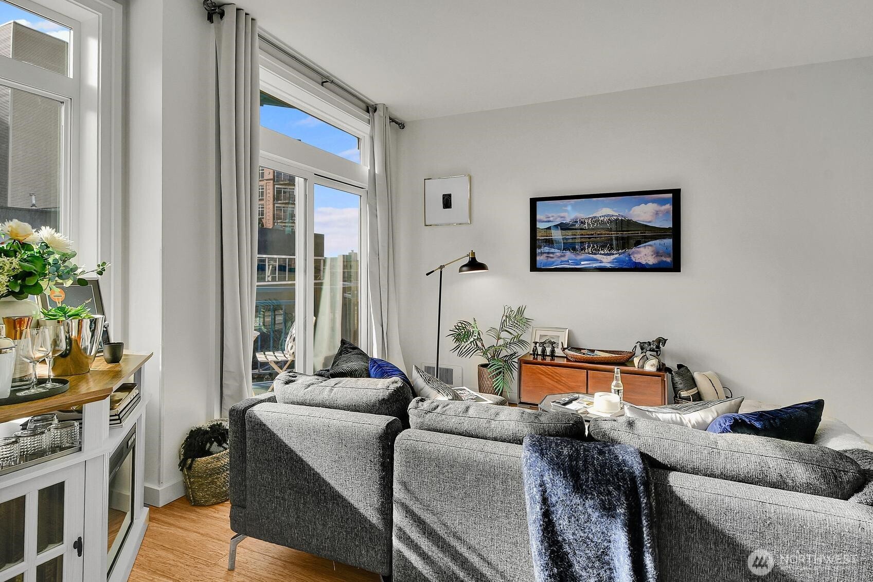 2414 1st #321, Seattle, WA 98121