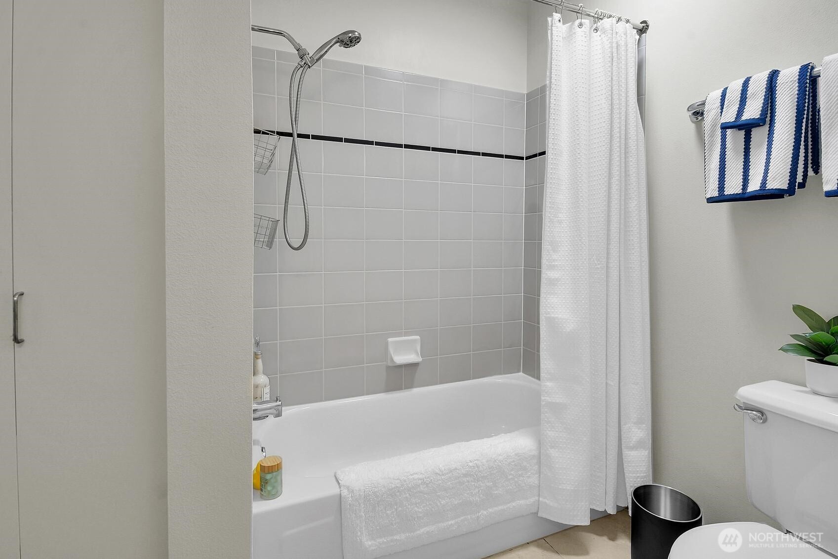 2414 1st #321, Seattle, WA 98121