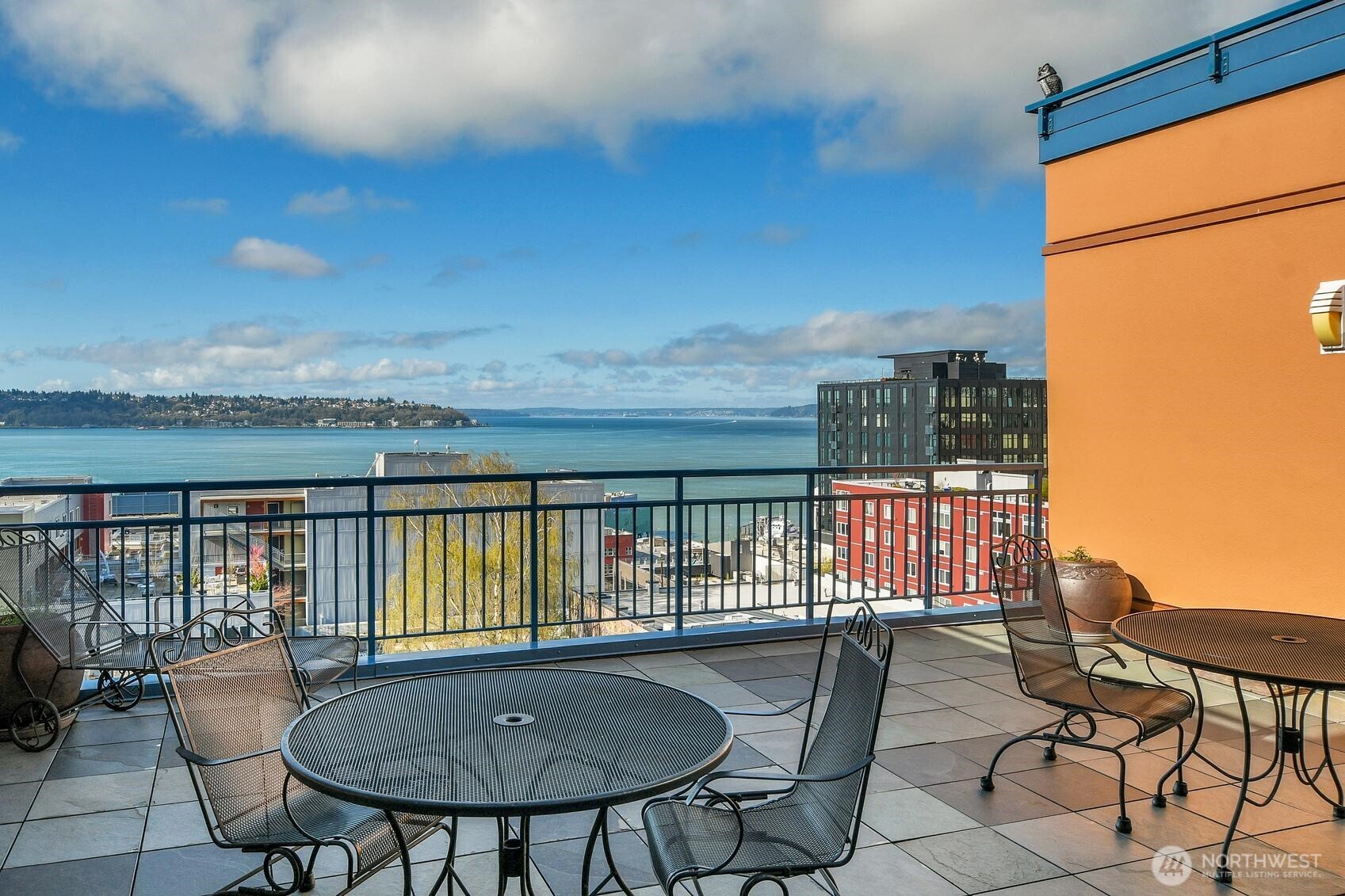 2414 1st #321, Seattle, WA 98121