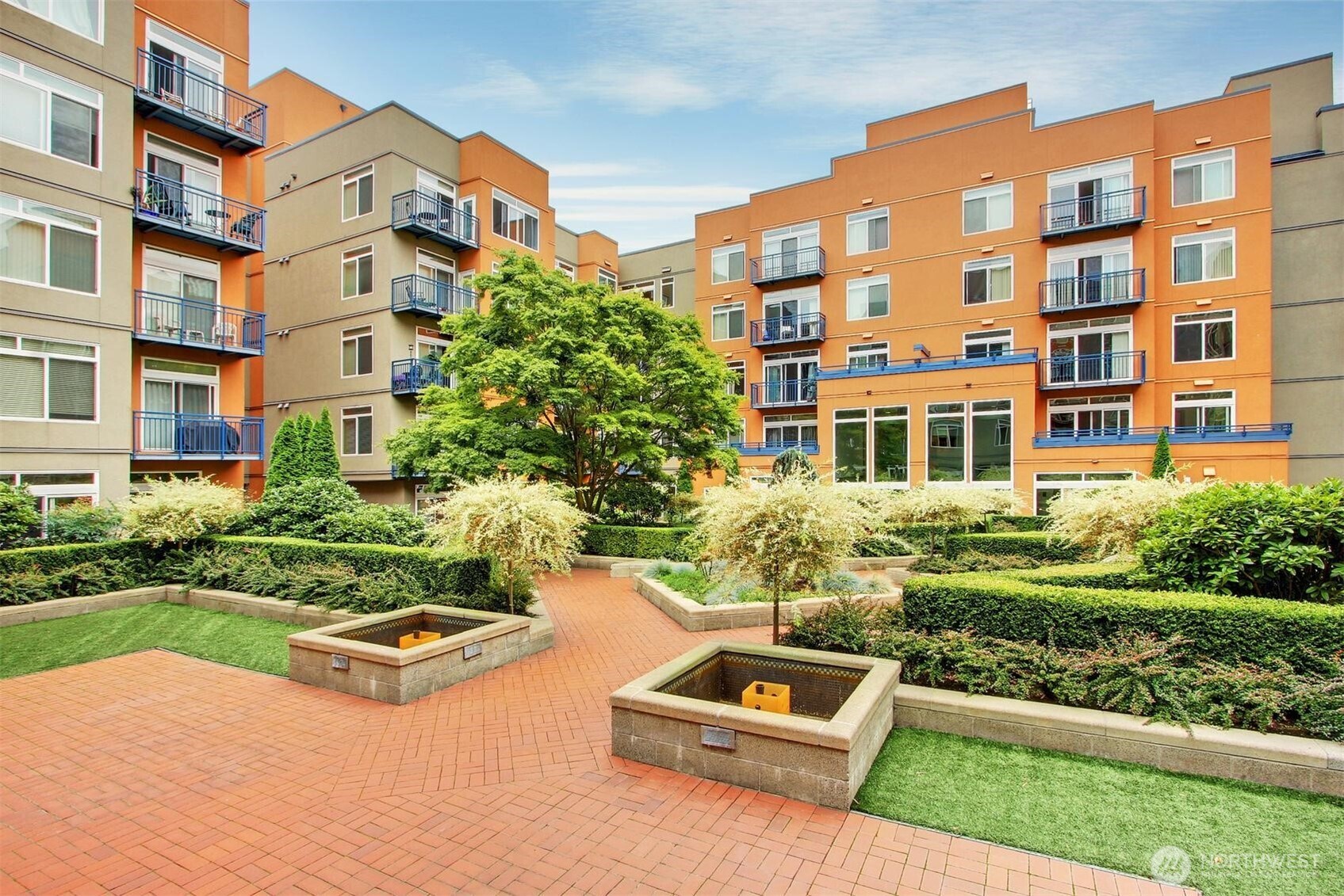 2414 1st #321, Seattle, WA 98121