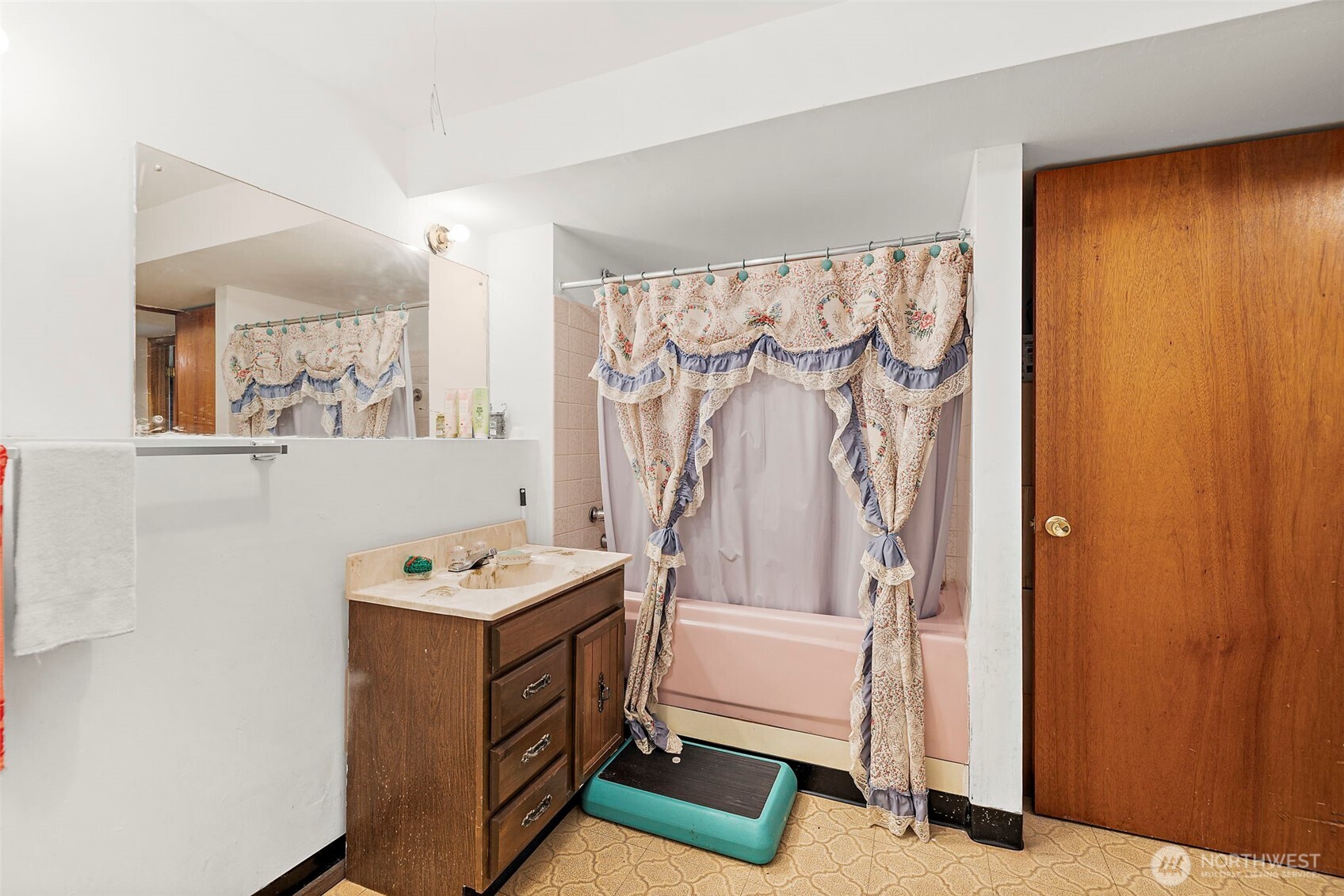 8829 20th Avenue SW, Seattle, WA 98106