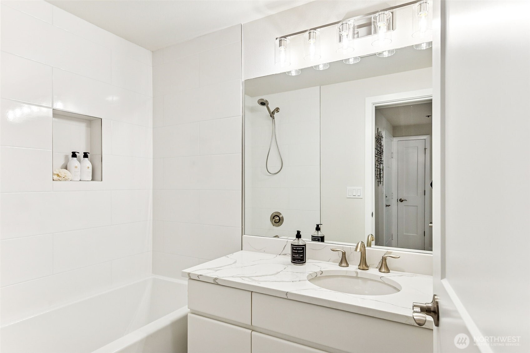 1613 California Avenue SW #101, Seattle, WA 98116