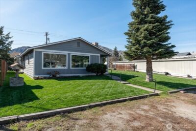 916 E Johnson Avenue , Chelan, WA 98816