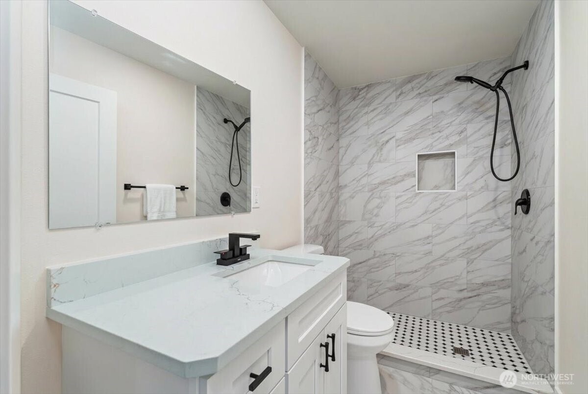 916 E Johnson Avenue , Chelan, WA 98816