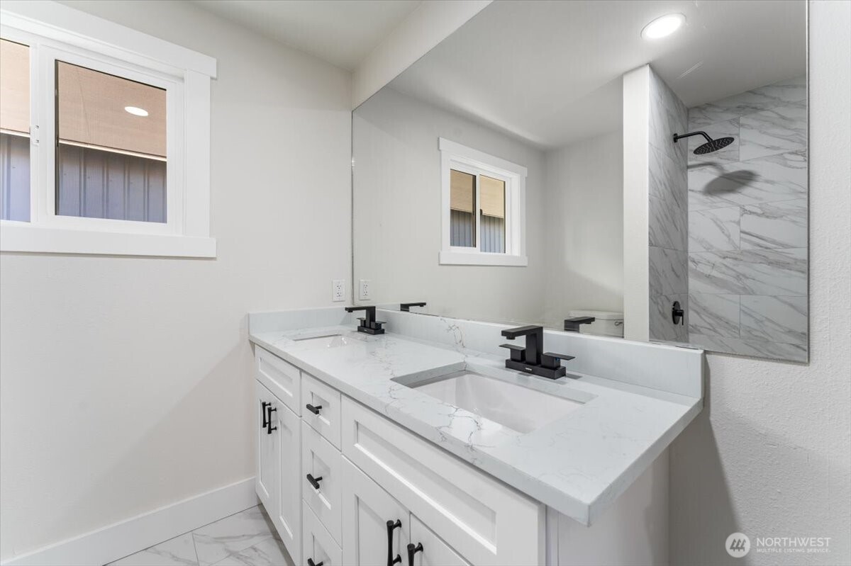 916 E Johnson Avenue , Chelan, WA 98816