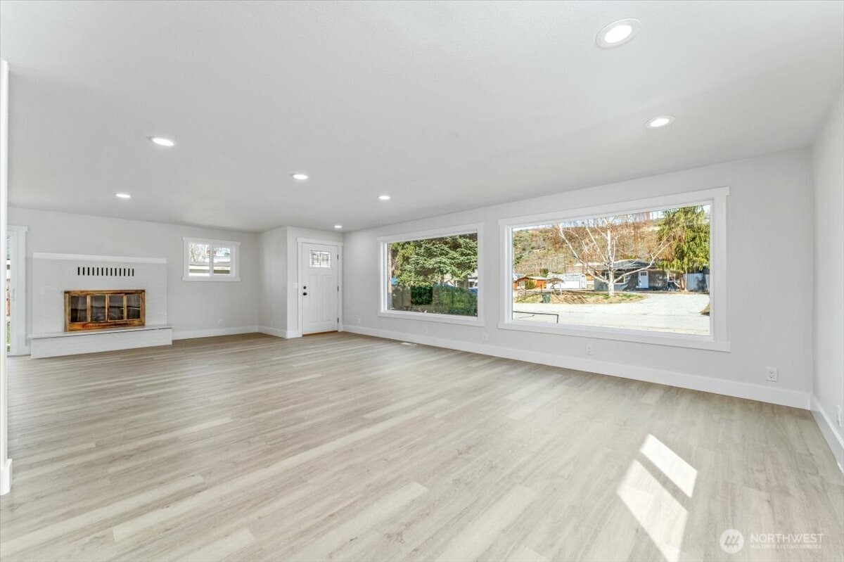 916 E Johnson Avenue , Chelan, WA 98816