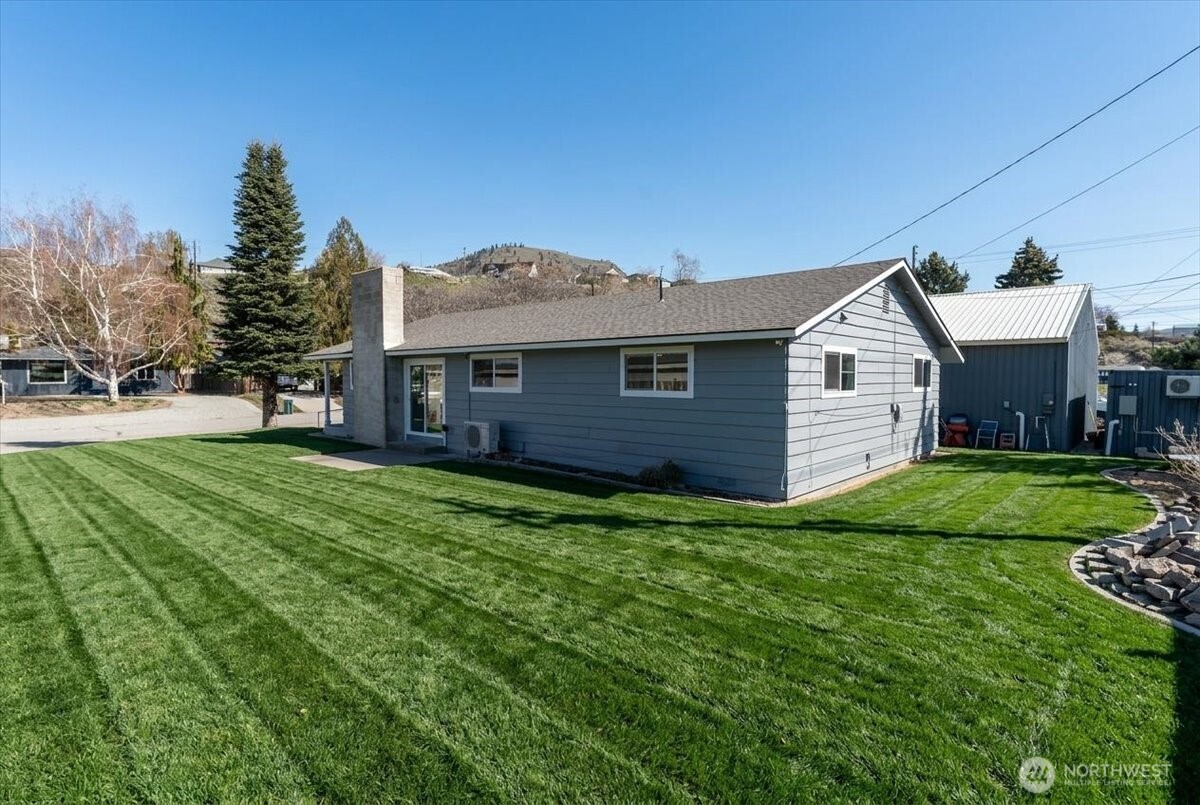 916 E Johnson Avenue , Chelan, WA 98816