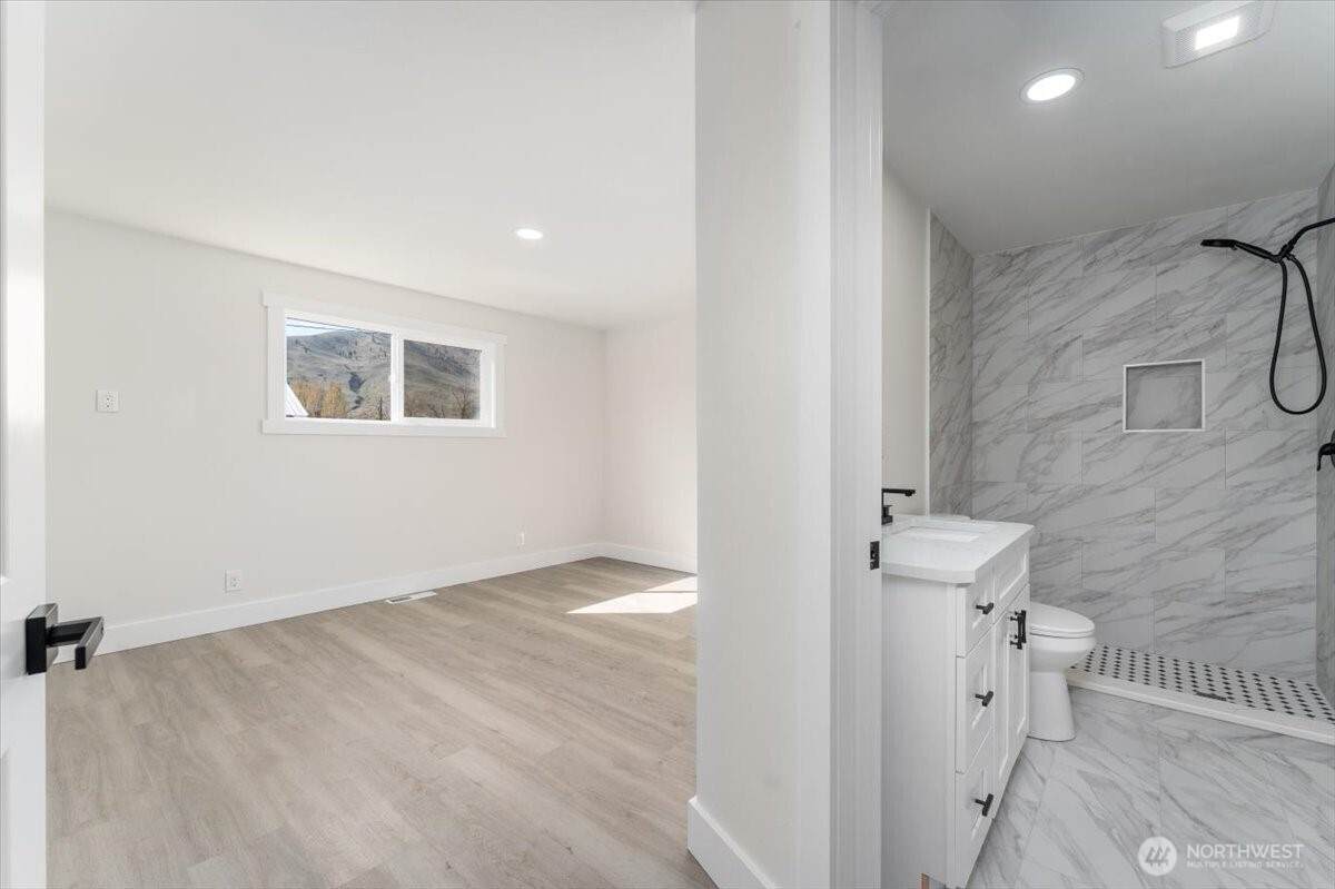 916 E Johnson Avenue , Chelan, WA 98816