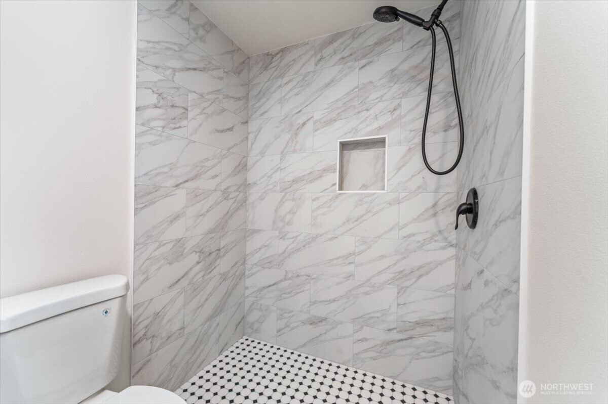 916 E Johnson Avenue , Chelan, WA 98816